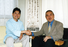 俳優 本郷功次郎と院長の対談の写真