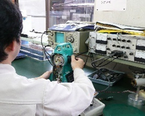 測量機器の修理調整作業