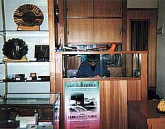 八勝堂店内（彫刻の作業風景が見られます。）