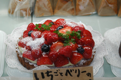 いちごとベリーのケーキ