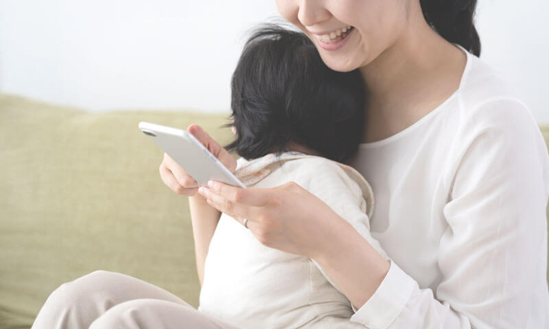 当会社運営サイトでアンケート調査に参加する母親