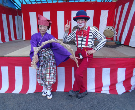 ピエロのラッキー、南京玉すだれとコラボ ピエロのラッキー、南京玉すだれとコラボ