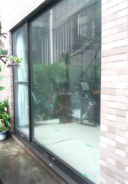 網入りガラス交換工事（交換前）