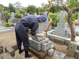 墓石・線香台などの石製品の水洗い洗浄 墓石・線香台などの石製品の水洗い洗浄