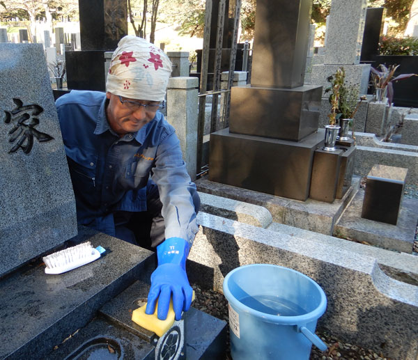 墓石、墓誌、灯篭などの石製品の水洗い 墓石、墓誌、灯篭などの石製品の水洗い