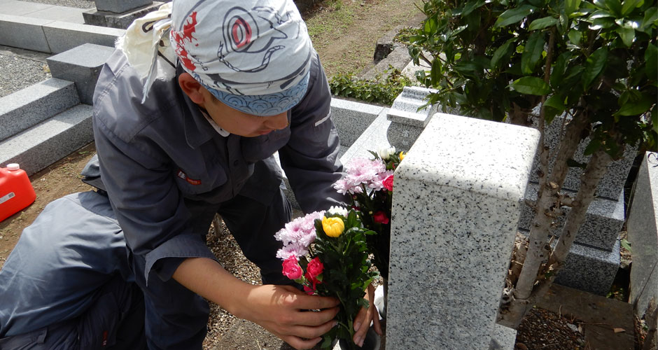 多磨霊園の墓地清掃・管理、お墓参り代行なら丘の上グリーンプロにお任せください。 多磨霊園の墓地清掃・管理、お墓参り代行なら丘の上グリーンプロにお任せください。